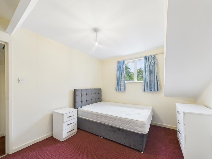 Flat 6, 90 Eglantine Avenue