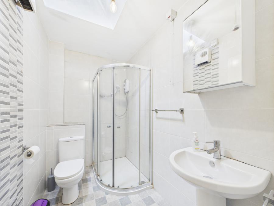 Flat 6, 90 Eglantine Avenue