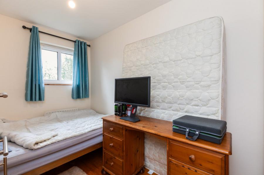 2 Oakleigh Park