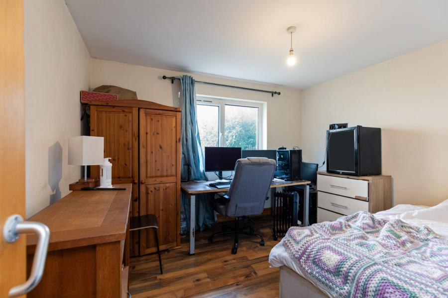 2 Oakleigh Park