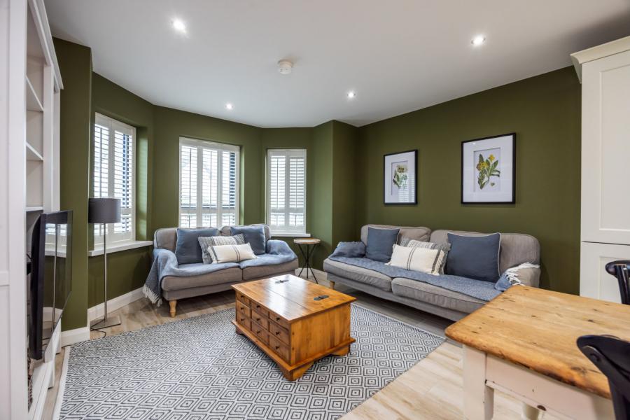 2 Lodge Grove