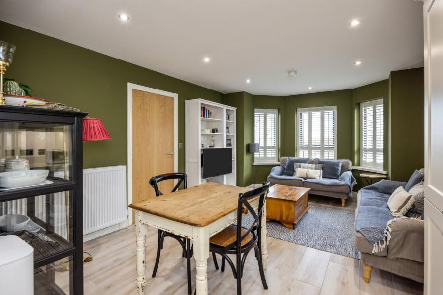 2 Lodge Grove