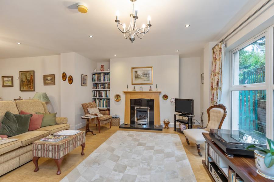 Apartment 2, 1 Deramore Park South