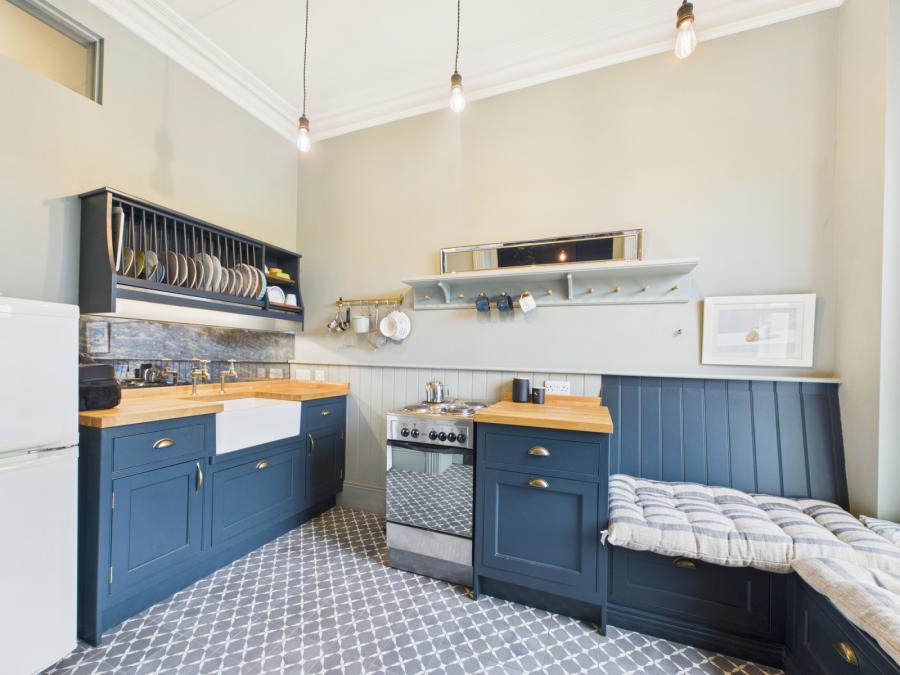 Flat 8 L'Academie, 14 College Gardens