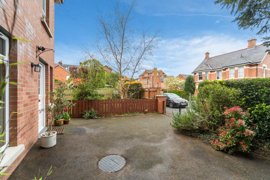 25B Knockbreda Park
