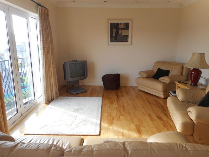 18 Clarendon Manor