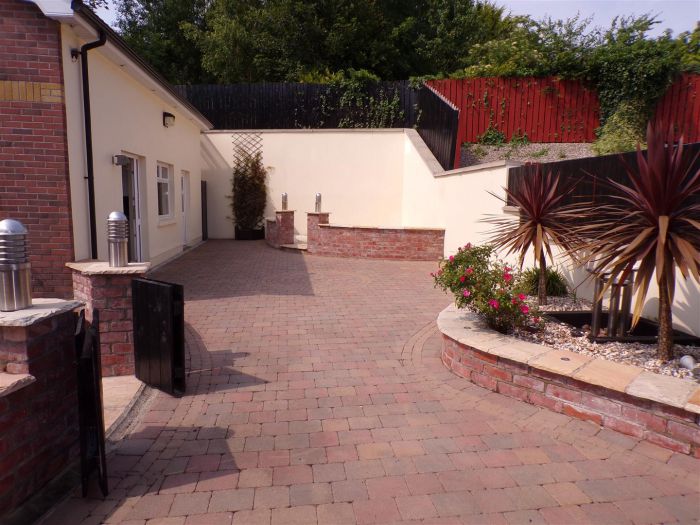 17 The Village Oaks