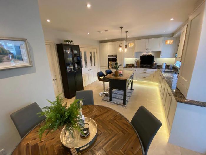 6 Oak Country Avenue