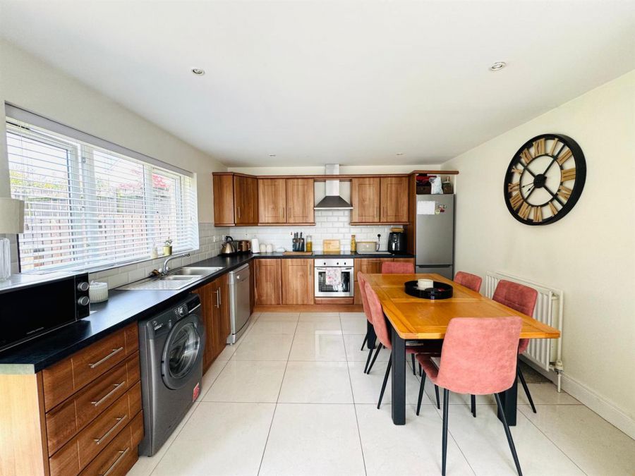 41 Dunnalong Manor