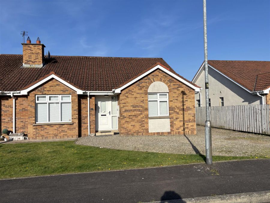 6 Robertson Crescent