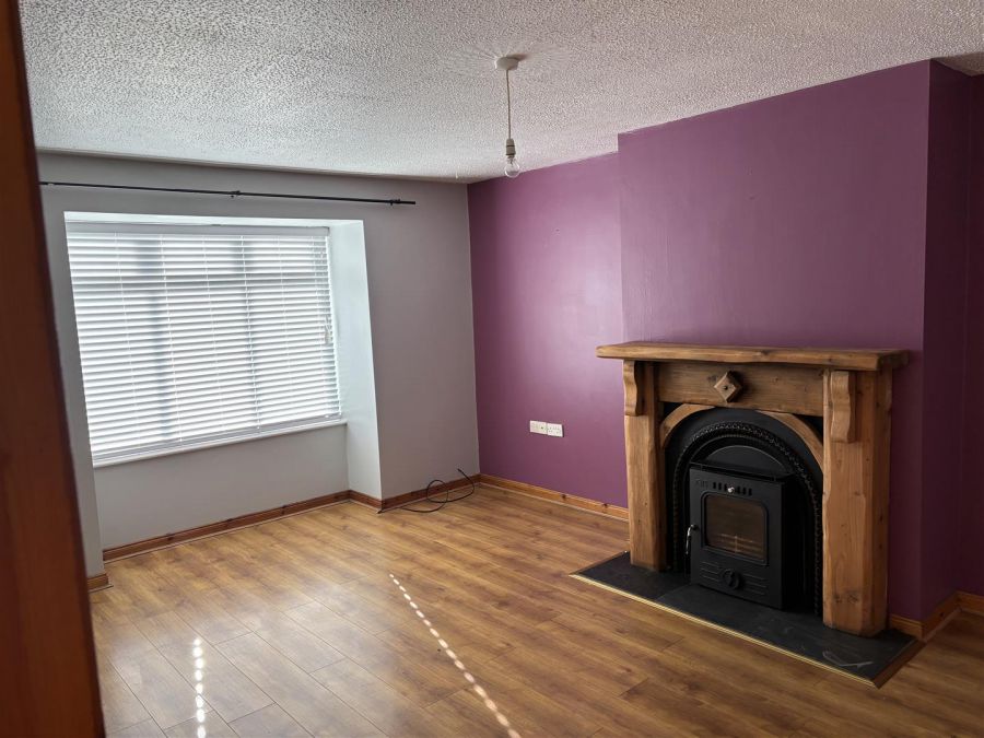 6 Robertson Crescent