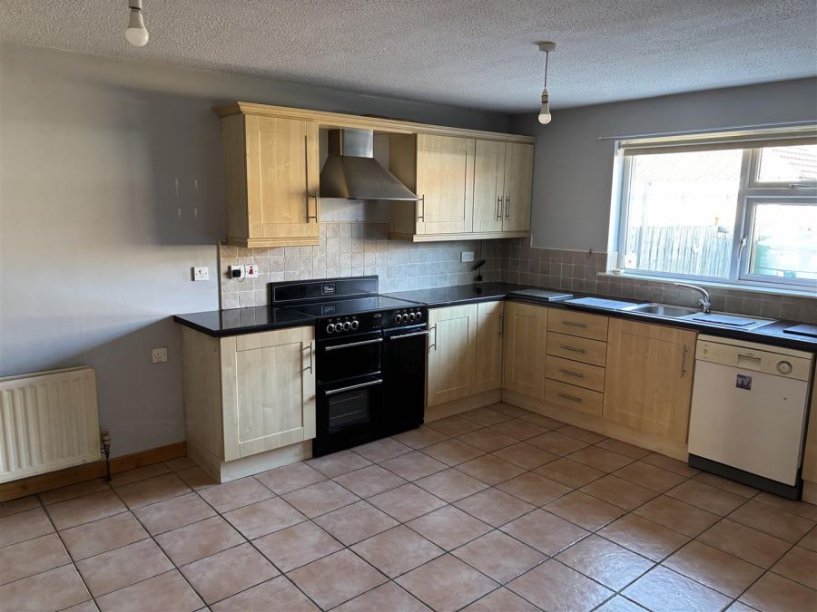 6 Robertson Crescent