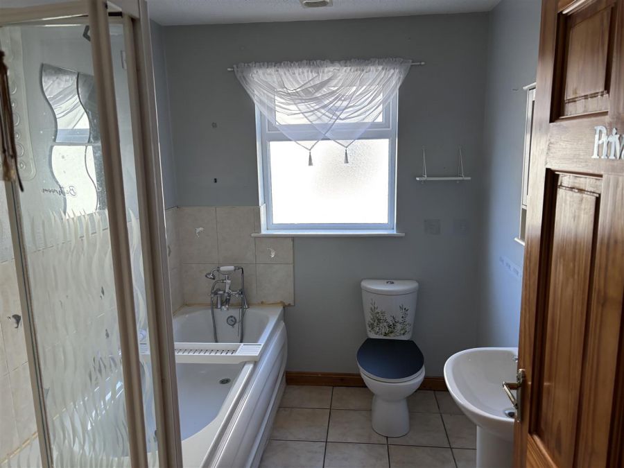 6 Robertson Crescent