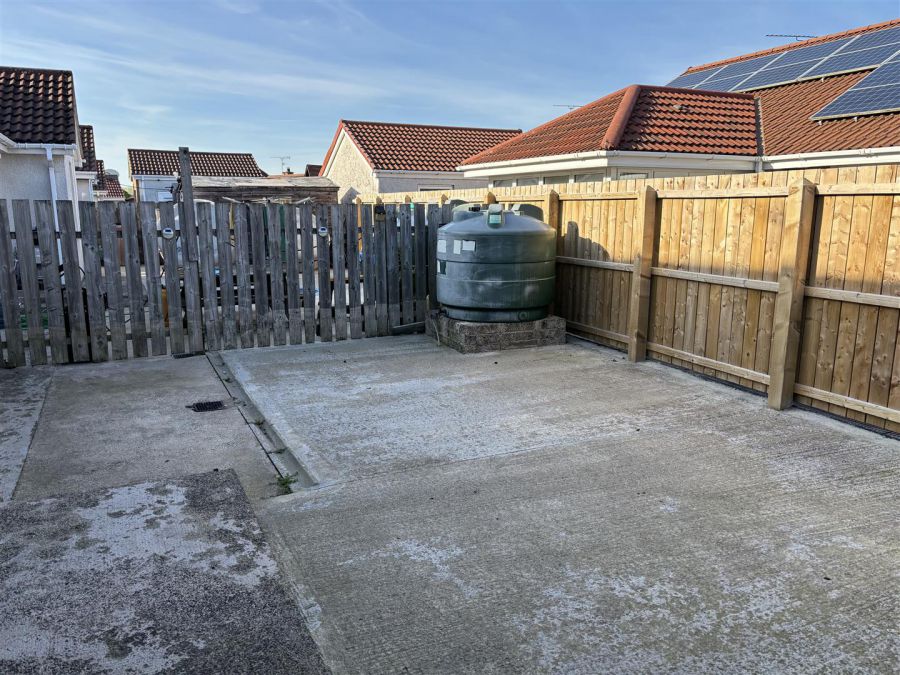 6 Robertson Crescent