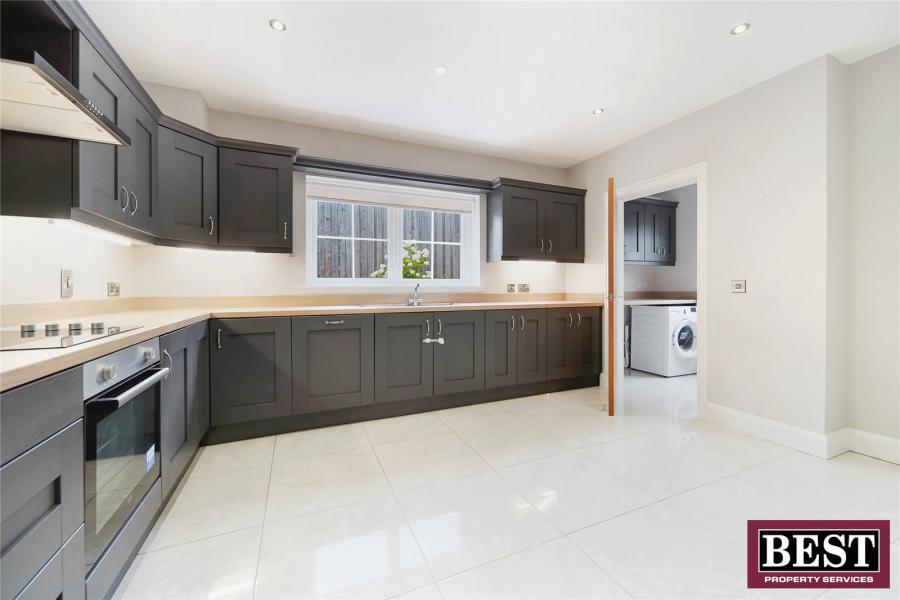 1 Derrycourtney Manor