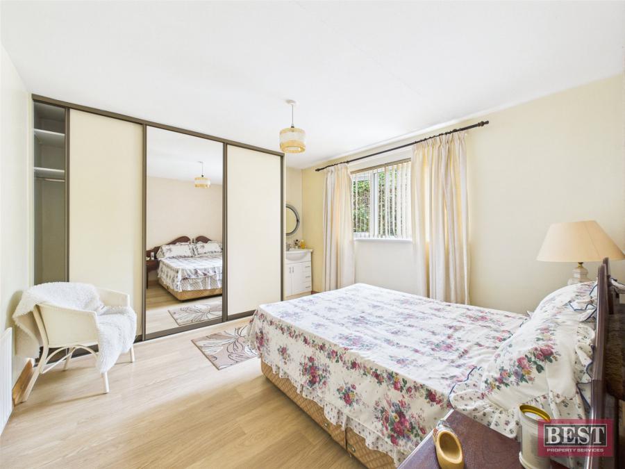 11 Meadowbrook Park