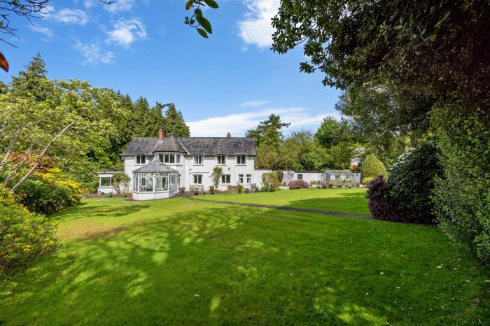 Lenaghmore, 4 Circular Road West