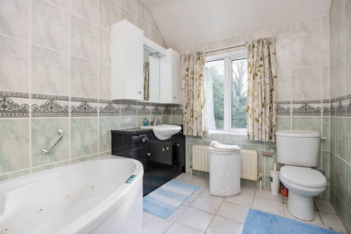 Lenaghmore, 4 Circular Road West