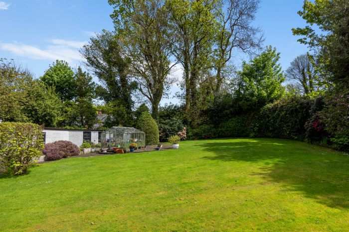 Lenaghmore, 4 Circular Road West