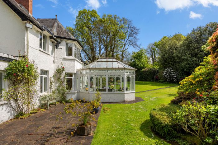 Lenaghmore, 4 Circular Road West