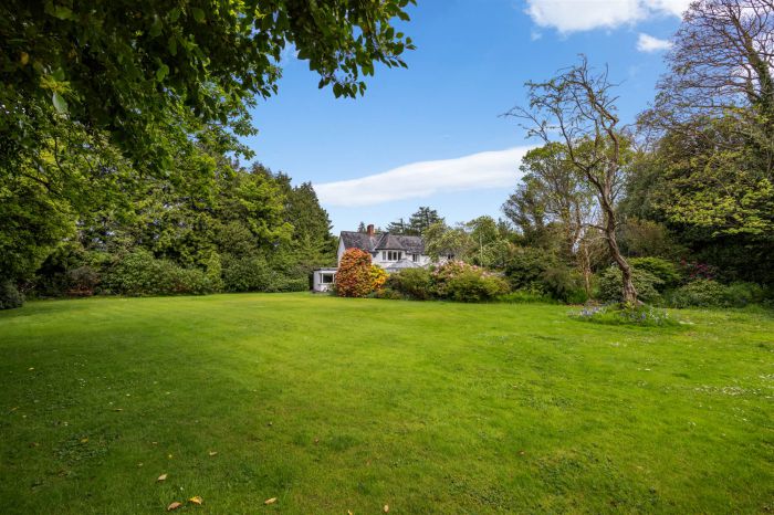 Lenaghmore, 4 Circular Road West