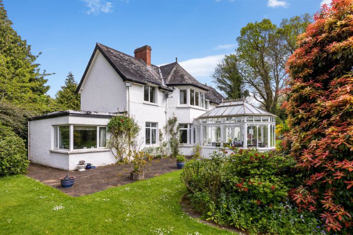 Lenaghmore, 4 Circular Road West