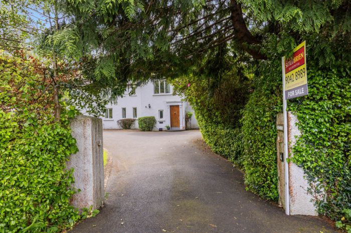 Lenaghmore, 4 Circular Road West