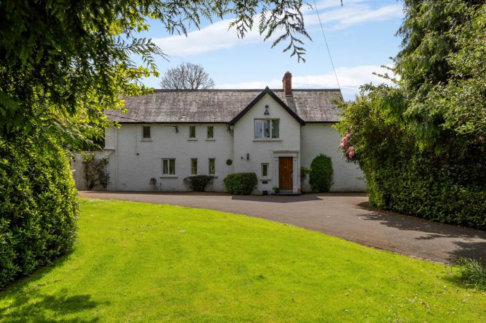 Lenaghmore, 4 Circular Road West