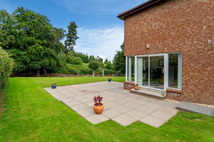 GLENLEA, 61 Bryansglen Park