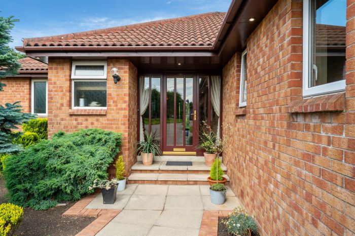 GLENLEA, 61 Bryansglen Park