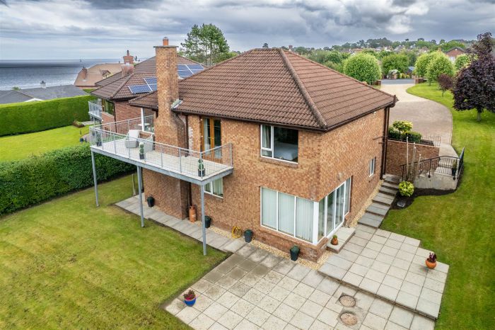 GLENLEA, 61 Bryansglen Park