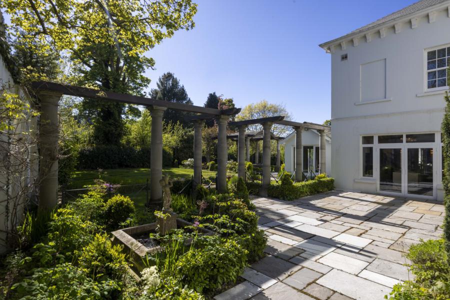 25 Cultra Avenue
