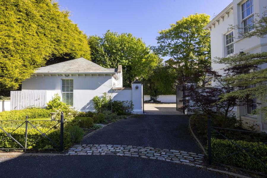 25 Cultra Avenue