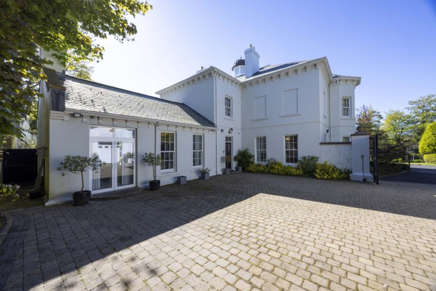 25 Cultra Avenue
