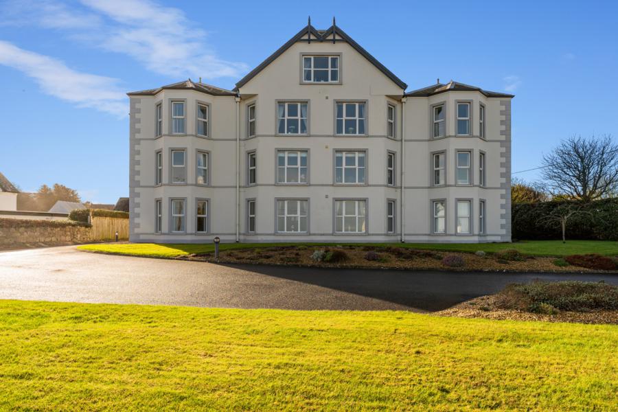 4 Warren Manor