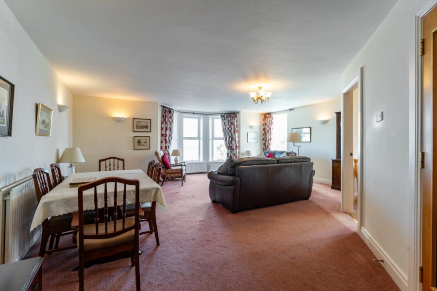 4 Warren Manor
