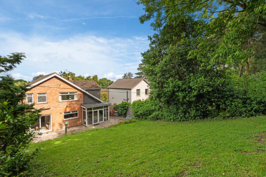4 Dalwhinney Road