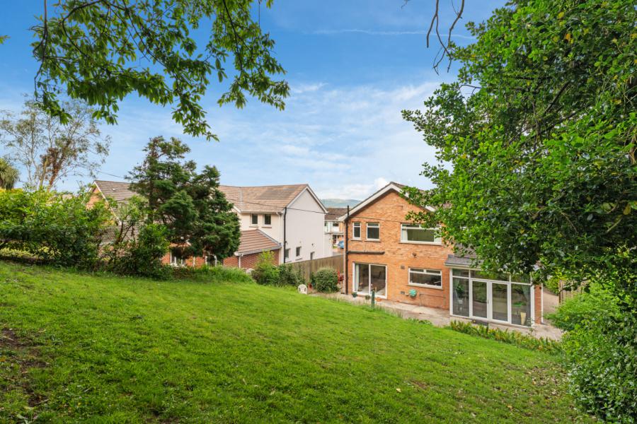4 Dalwhinney Road