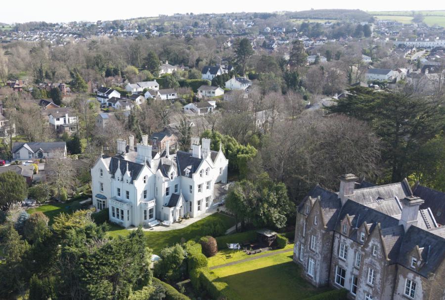 Tudor Hall, 5 Tudor Park