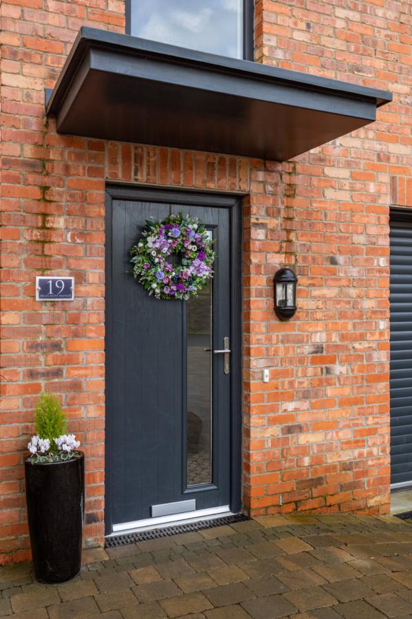 De, 19 Milecross Manor