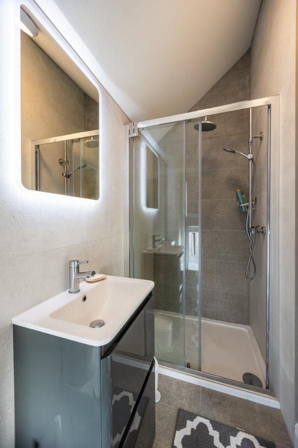 De, 19 Milecross Manor