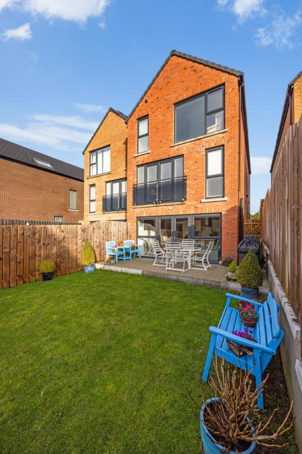 De, 19 Milecross Manor