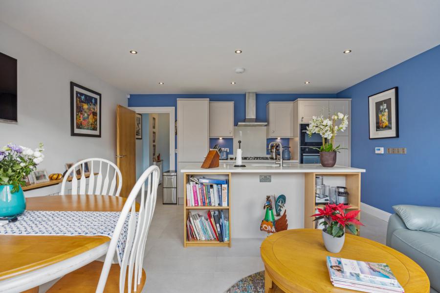 De, 19 Milecross Manor