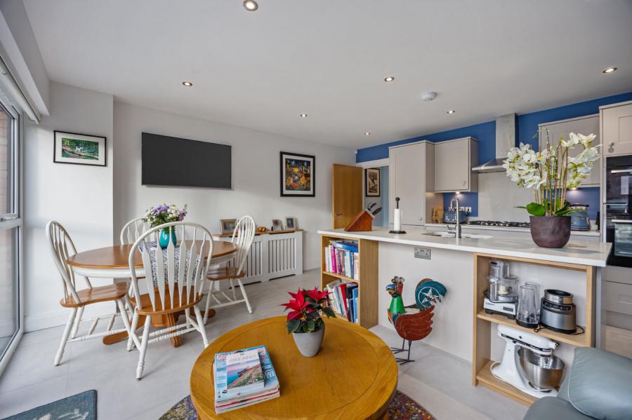 De, 19 Milecross Manor