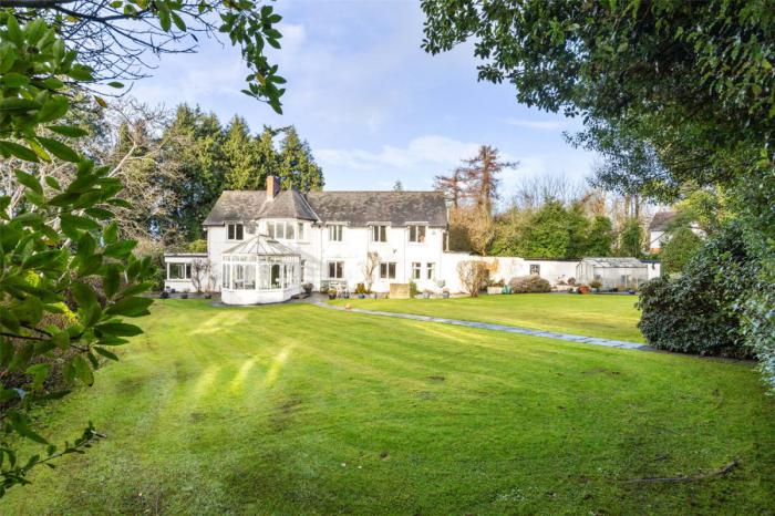 Lenaghmore, 4 Circular Road West