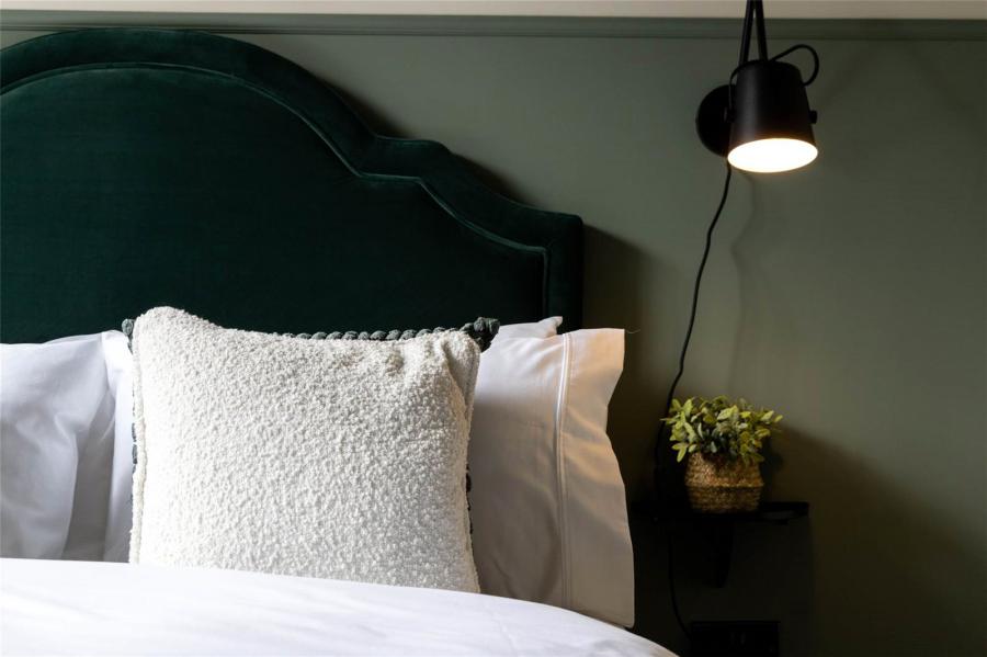 Balmoral Buildings - 2 Bedroom Apt, 11-13 College Square East Balmoral Buildings - 2 Bedroom Apt, 11-13 College Square East