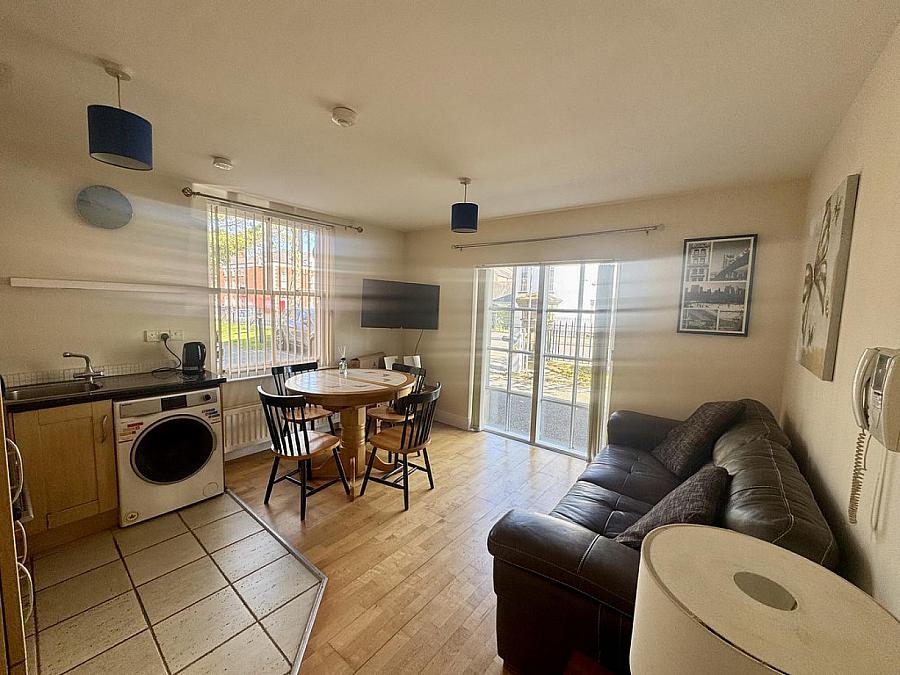 Apt 1 College Mews, 1A Rugby Road