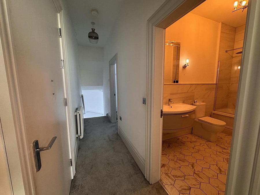 Apt 5, 13 Wellington Park