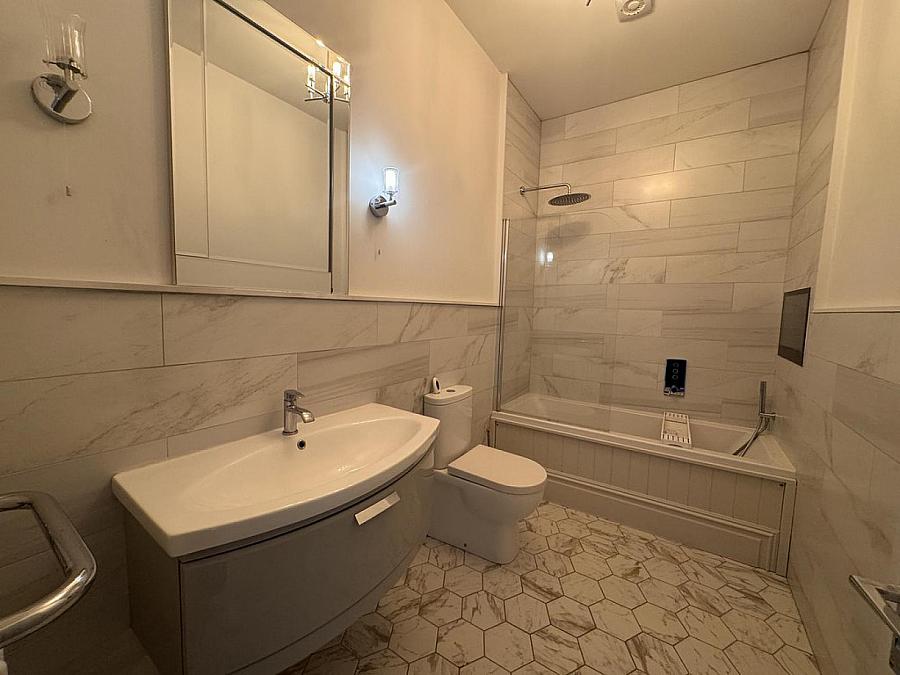 Apt 5, 13 Wellington Park