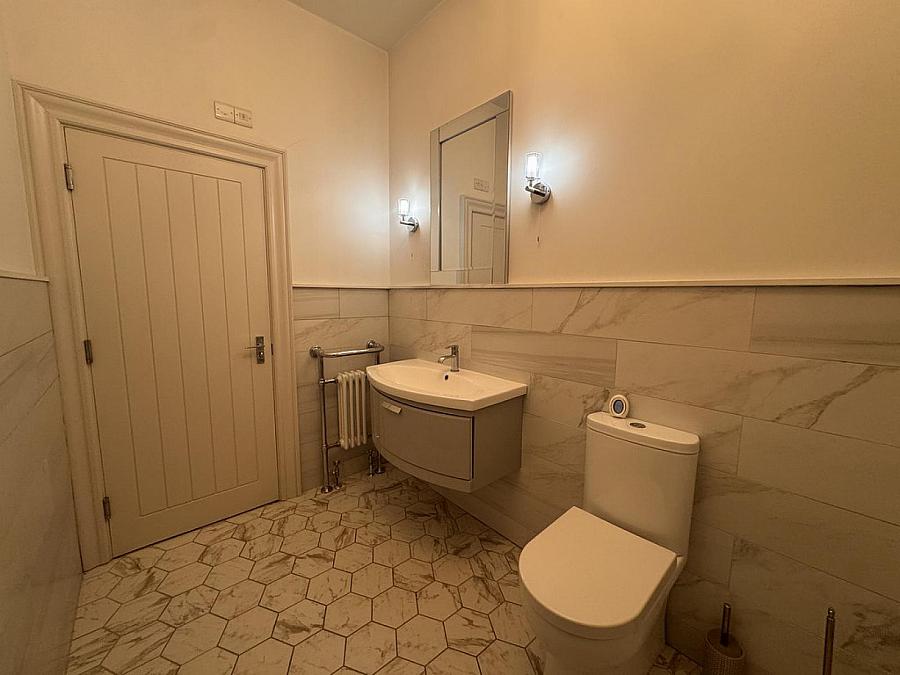 Apt 5, 13 Wellington Park